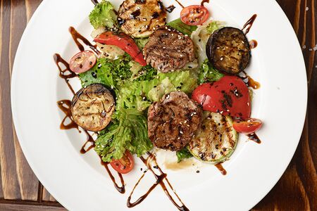 Салат из нежной говядины с печеными травами