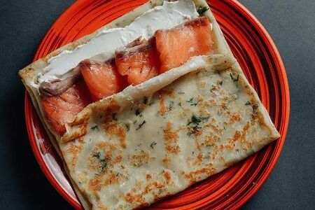 Блин с форелью и сливочным сыром