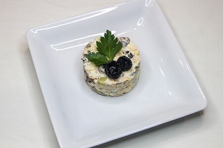 Салат из курицы с черносливом