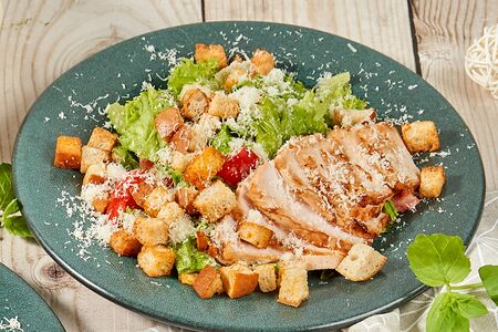 Салат Цезарь с курицей