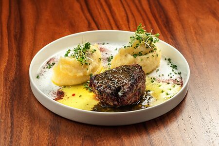 Филе-миньон с картофелем и трюфельным соусом
