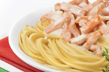 Спагетти с ветчиной под сливочным соусом