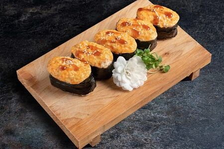 Запеченные суши с лососем 5шт (соус на выбор)