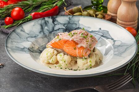 Форель с цветной капустой и соусом белое вино