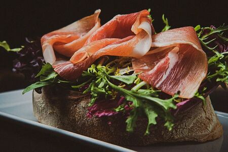 Брускетта с моцареллой и томатами