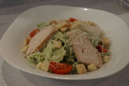 Салат Цезарь с курицей