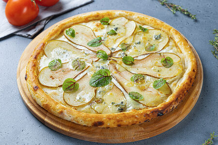 Пицца с грушей и горгонзолой