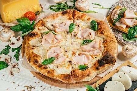 Пицца Ветчина с грибами классическая