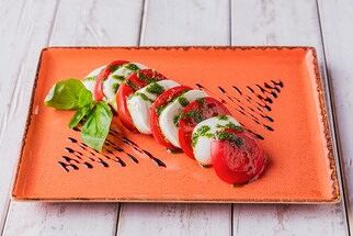 Моцарелла с помидорами