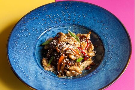 Гречневая лапша с курицей и овощами