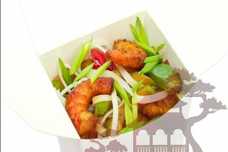 Вок креветки с лапшой и овощами по-пекински