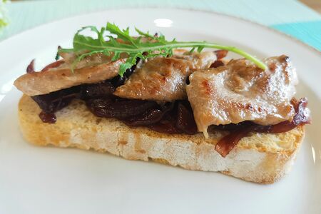 Брускетта с уткой