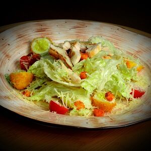 Салат Цезарь с курицей на гриле