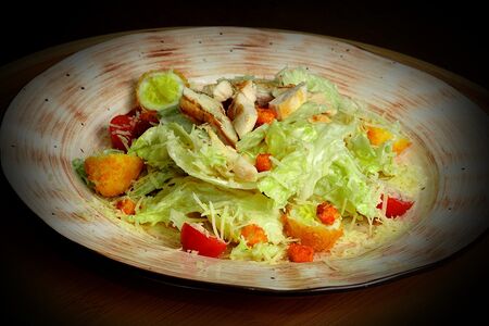 Салат Цезарь с курицей на гриле