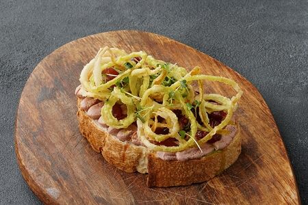 Брускетта с куриным паштетом и луковым мармеладом