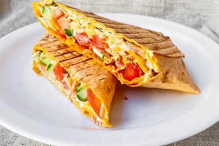 Шаверма в сырном лаваше двойная