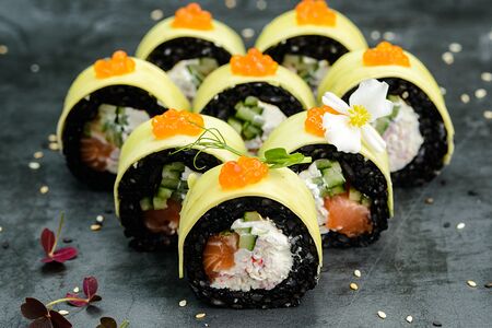 Black roll с лососем