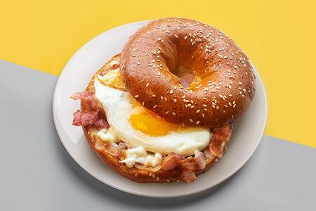 Бейгл-завтрак с беконом