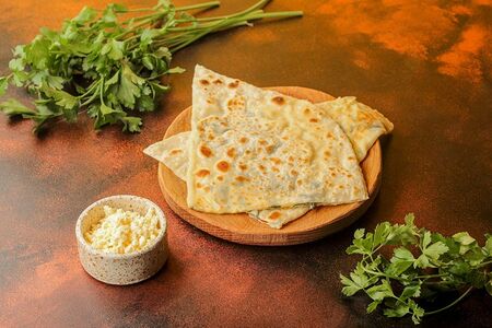 Турецкая лепёшка Гёзлеме с молодым сыром и петрушкой