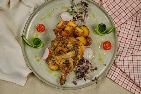 Цыпленок корнишон с картофелем беби