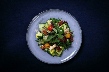 Зеленый салат с маринованными артишоками и черри