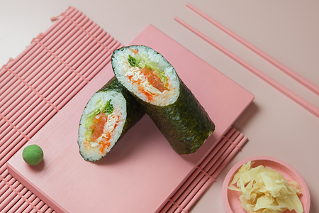 Суширрито с лососем и крабом