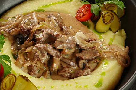 Бефстроганов из говядины с картофельным пюре