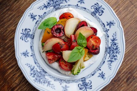 Сезонные овощи и фрукты с фермерской рикоттой