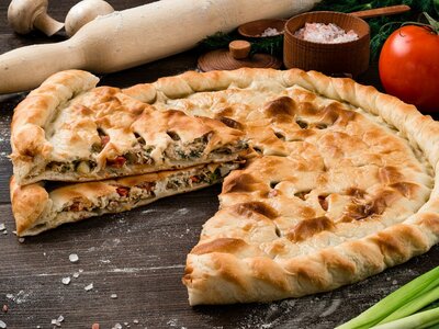 Пирог с курицей, томатами и грибами