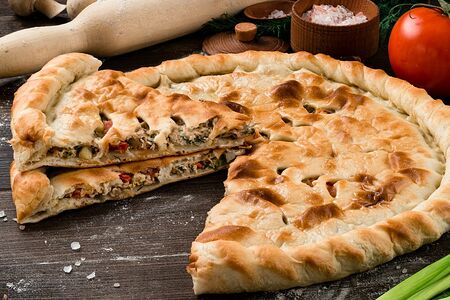 Пирог с курицей, томатами и грибами