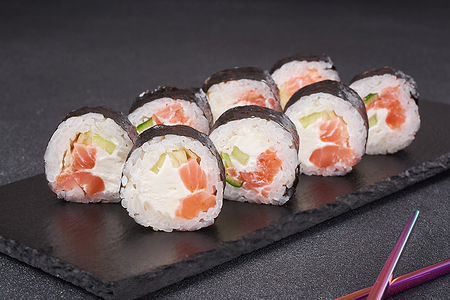 Ролл Филадельфия с копчёным лососем