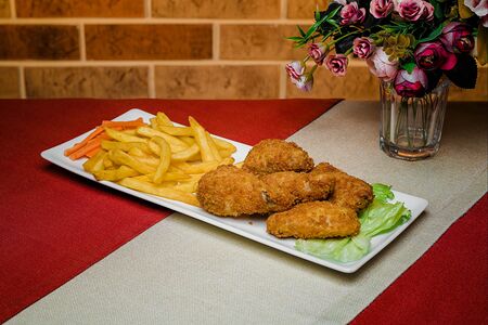 Крылья баффало с овощами