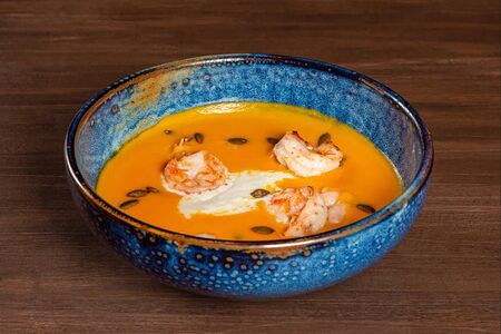 Тыквенный крем-суп с креветками и сыром страчателла