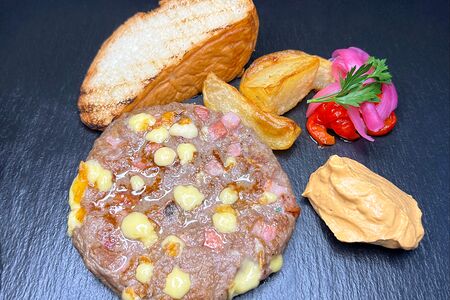 Гурманская плескавица на тарелке