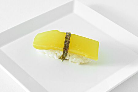 Суши с такуаном