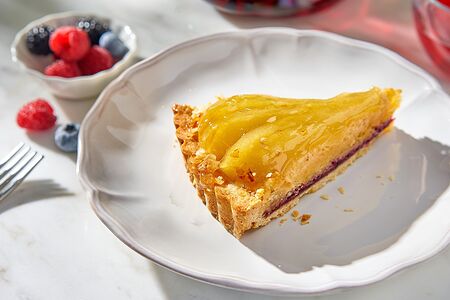 Горячий пирог с брусникой и грушей