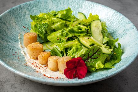 Салат с жареным гребешком и сливочным сыром