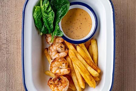 Шашлык из креветок с картофелем фри