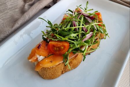 Брускетта с лососем и сливочным сыром