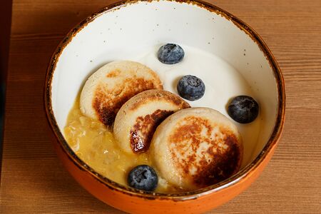 Сырники с пюре из манго и сметаной