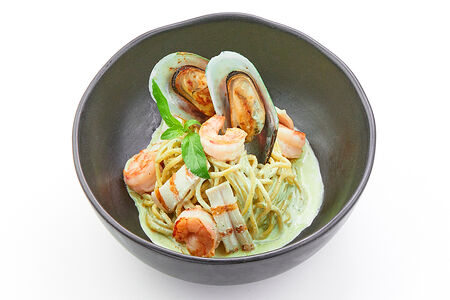 Спагетти с морепродуктами в сливочном соусе с песто