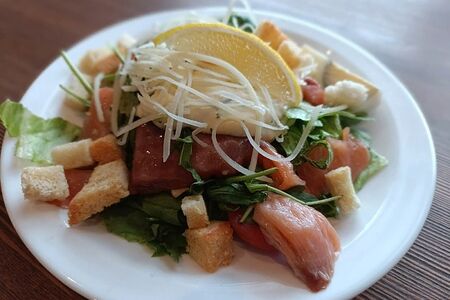 Салат Цезарь с семгой