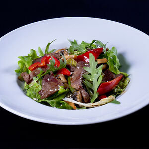 Теплый салат с говядиной