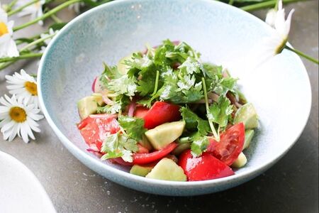 Салат с томатами, авокадо, кинзой и луком