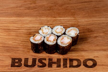 Маки с жаренной креветкой