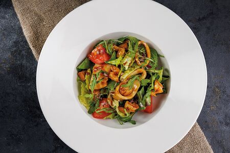 Тёплый салат с морепродуктами