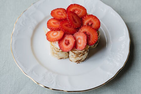 Блины с творогом и клубникой