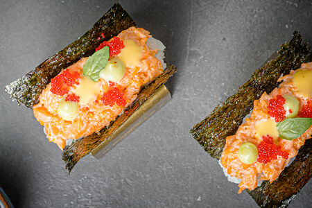 Ролл с крабом, сгущенка-васаби и манго-майо