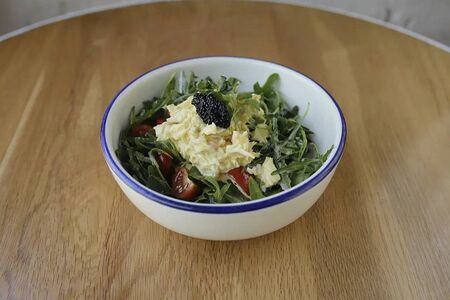 Салат с крабом, клубникой и чёрной икрой