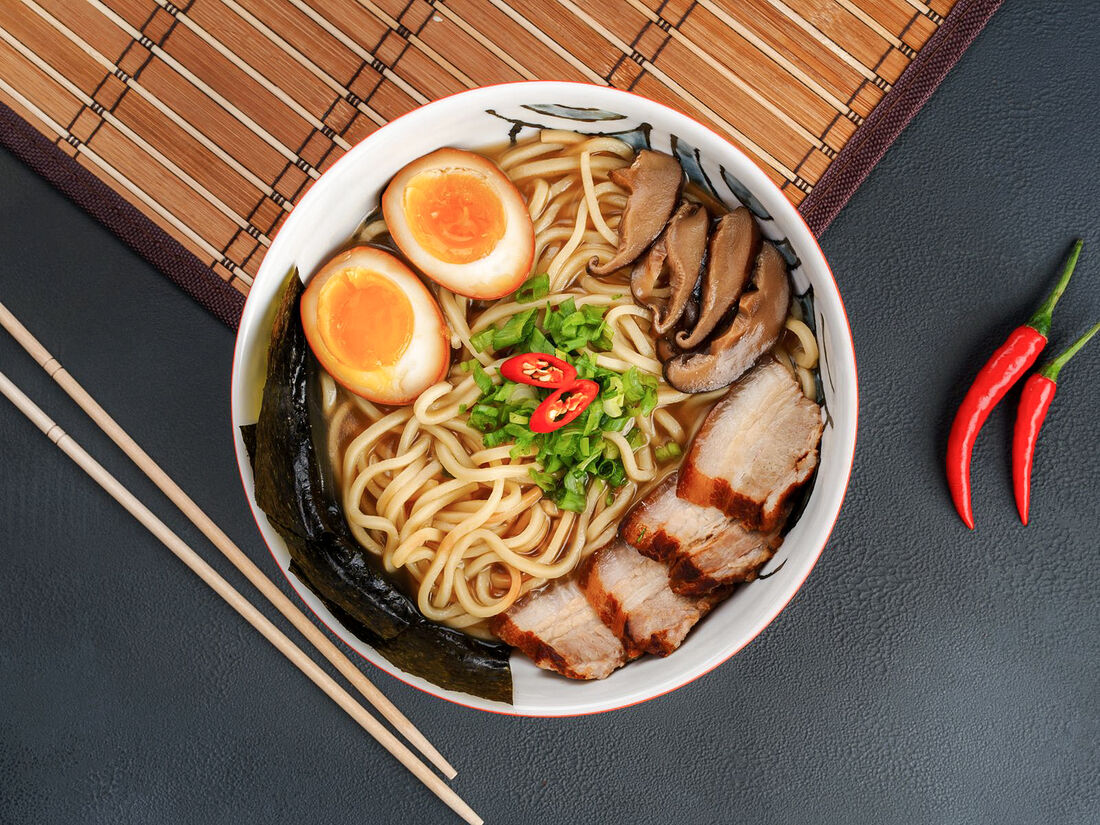 Умами москва. Умами рамен Павелецкая. Umami Ramen Bistro Москва. Кафе рамен в Корее. Ресторан ЮМАМИ рамен.